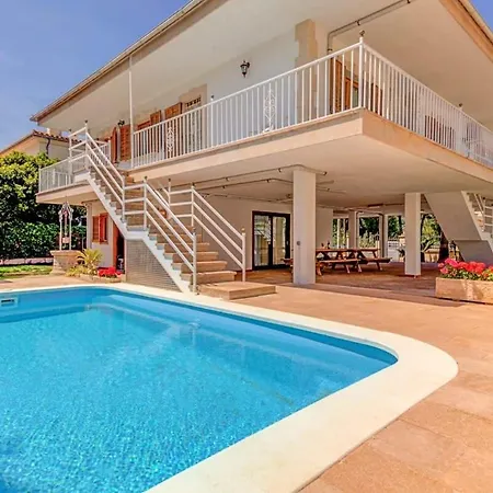 Jas - Close To The With Pool